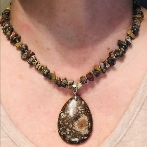 Stone pendant beaded necklace